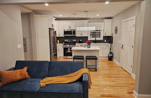 Elizabeth Appartement | Deluxe Aparment Spacious 3-bedroom apartment with WiFi, AC in nice Elizabeth