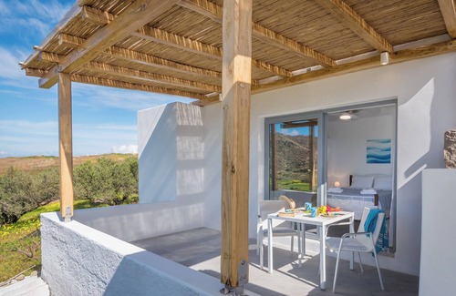 Milos Appartement | Deluxe apartment with panoramic sea view located on the hill of Provatas