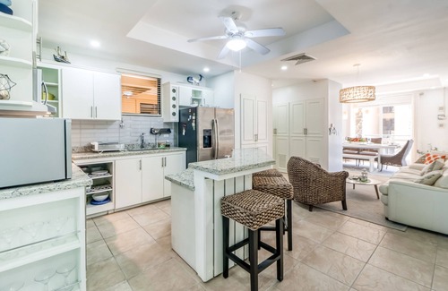 Barrio Los Villalobos Appartement | Deluxe, Beachfront Apartment w/ Shared Pools, Free WiFi, & Central A/C