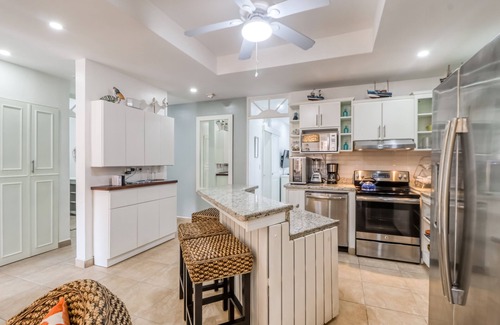 Barrio Los Villalobos Appartement | Deluxe, Beachfront Apartment w/ Shared Pools, Free WiFi, & Central A/C