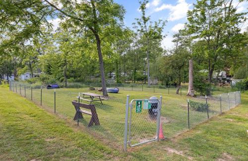 Mifflinburg Maison | Deluxe Cabin6 Within Campground