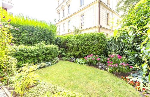 Mala Strana Appartement | Deluxe Charles Bridge Apt Old Town, Garden View, city centre