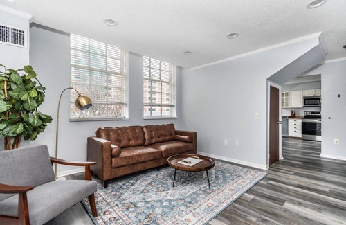 Thompson Square - Bunker Hill Appartement | Deluxe Charlestown 2BR w/ In-Unit W/D, close to Dining, by Blueground