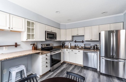 Thompson Square - Bunker Hill Appartement | Deluxe Charlestown 2BR w/ In-Unit W/D, close to Dining, by Blueground