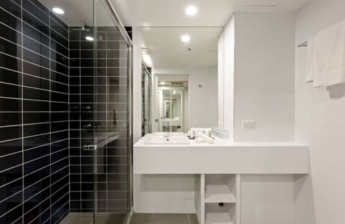 Spring Hill Hôtel | Deluxe Double Bed w balcony in Brisbane with WiFi