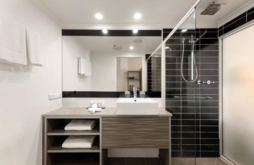 Spring Hill Hôtel | Deluxe Double Bed w balcony in Brisbane with WiFi