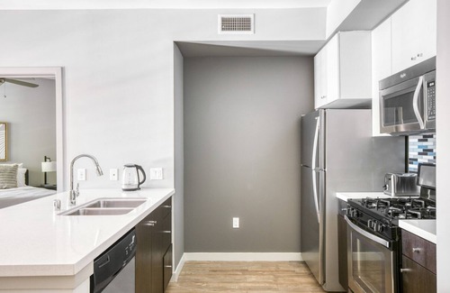 Little Tokyo Appartement | Deluxe Downtown 2BR w/ Pool, W/D & Gym, near 7th St Metro, by Blueground