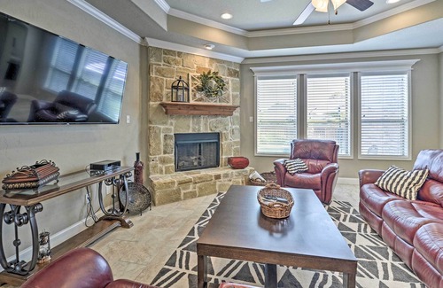Emerald Forest Maison | NOUVEAU! Luxurious College Station Home w / Pool + Patio!