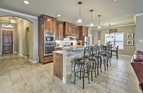 Emerald Forest Maison | NOUVEAU! Luxurious College Station Home w / Pool + Patio!