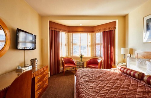 Gayborhood Hôtel | Deluxe King Charmer, The Alexander Inn, Historic City Escape