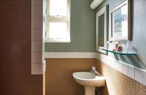 Gayborhood Hôtel | Deluxe King Charmer, The Alexander Inn, Historic City Escape