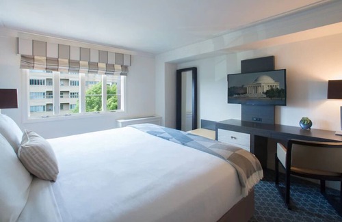 Kalorama Heights Hôtel | Deluxe King Room at The Normandy Hotel, Minutes to Smithsonian's National Zoo!