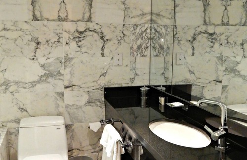 Kalorama Heights Hôtel | Deluxe King Room at The Normandy Hotel, Minutes to Smithsonian's National Zoo!