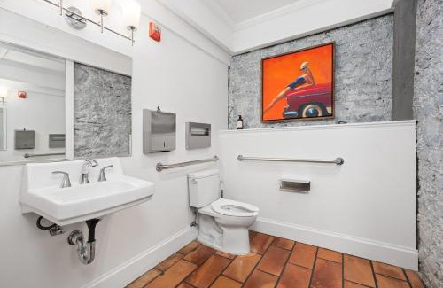 Santa Rosa Appartement | Deluxe King Suite at the Historic Stonehouse Inn!