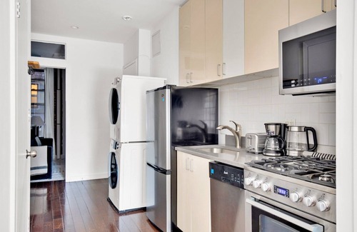 Chinatown Appartement | Deluxe LES 1BR w/ W/D, steps to B/D Train & Park, by Blueground
