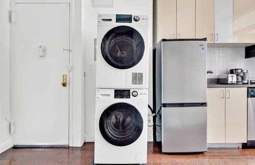 Chinatown Appartement | Deluxe LES 1BR w/ W/D, steps to B/D Train & Park, by Blueground