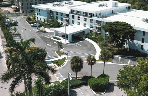 Bal Harbour Appartement | Deluxe One Bedroom apartment with two full baths*, open kitchen, living room, terrace and beach service at Bal Harbour