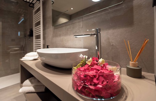 Guarene Lit Et Petit-Déjeuner | Deluxe Room 102, with balcony - Relais PQlin & Winery.
