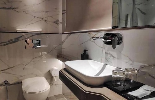 Andheri East Appartement | Deluxe room in MIDC Andheri E