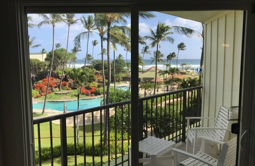 Hanamaulu Appartement | Chambre de luxe avec lit King Bd, vue sur l'océan / la piscine, tout dans la chambre est nouveau depuis 2018.