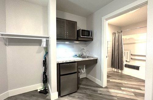 Ontario Center Appartement | Deluxe Studio, ADA Accessible - Quiet & Safe