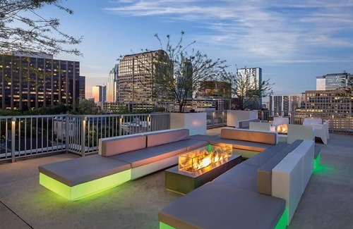 Civic District Copropriété | Deluxe Studio Condo Enjoy the City of Austin!