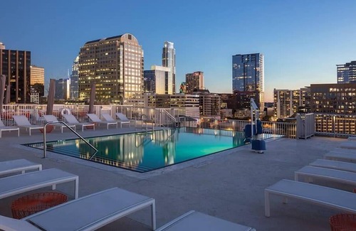 Civic District Copropriété | Deluxe Studio Condo Enjoy the City of Austin!