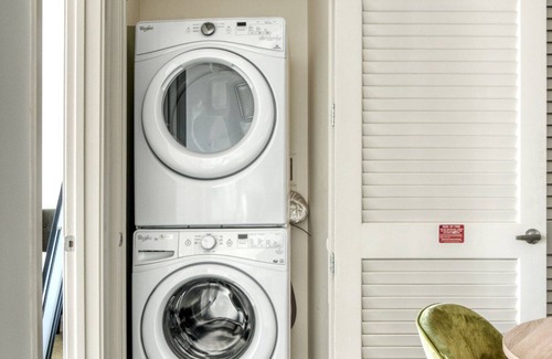 Uptown Appartement | Deluxe Upper Downtown 2BR w/ Gym & Pool near 16th St Mall, by Blueground