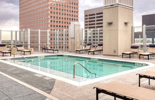 Uptown Appartement | Deluxe Upper Downtown 2BR w/ Gym & Pool near 16th St Mall, by Blueground