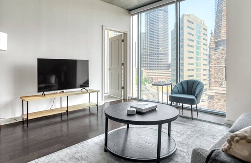 Uptown Appartement | Deluxe Upper Downtown 2BR w/ Gym & Pool near 16th St Mall, by Blueground
