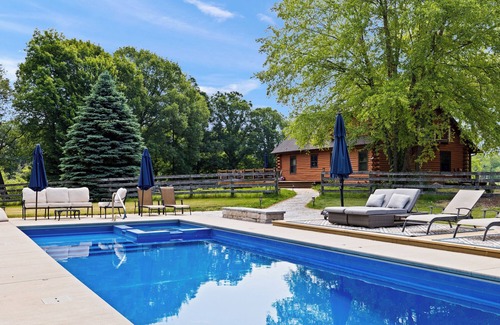 Rolling Prairie Maison | Deluxe Vacay Home on Idyllic 15 acres-Pool, Spa, Stocked Pond, Firepit, EV Chger