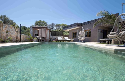 Kolymbari Villa | Deluxe villa with heated pool in Maleme