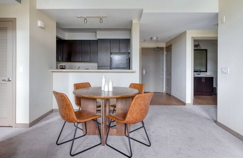 Contra Costa Centre Appartement | Deluxe Walnut Creek 2BR w/ Gym & On-Site Dining, nr BART, by Blueground