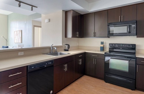 Contra Costa Centre Appartement | Deluxe Walnut Creek 2BR w/ Gym & On-Site Dining, nr BART, by Blueground