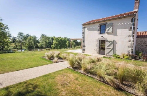 Avrille Villa | La Demeure du Pont Rolland, grand parc et belle piscine intérieure chauffée