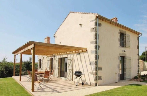 Avrille Villa | La Demeure du Pont Rolland, grand parc et belle piscine intérieure chauffée