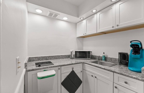 Van Ness Appartement | Den in DC, Newly renovated 1-bedroom apartment in DC with AC, WiFi