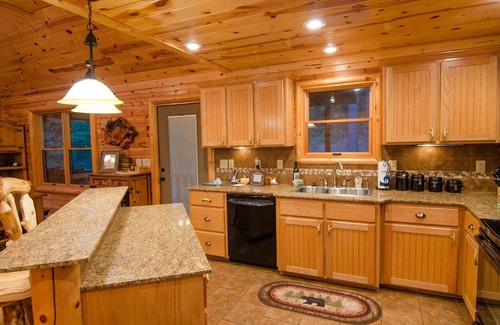 Broken Bow Cabine | Denali Private Cabin Includes Xbox, Hot Tub, and Stone Pizza Oven by Redawning