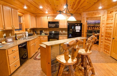 Broken Bow Cabine | Denali Private Cabin Includes Xbox, Hot Tub, and Stone Pizza Oven by Redawning