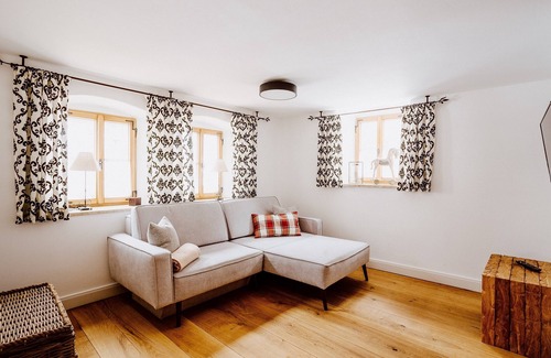 Riedenburg Appartement | Denkmalgeschütztes Chalet mit Drei Schlafzimmern
