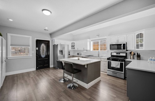 Athmar Park Maison | Denver Home: Hot tub, Theater, Gym 6 bedrooms 3 baths, king bed