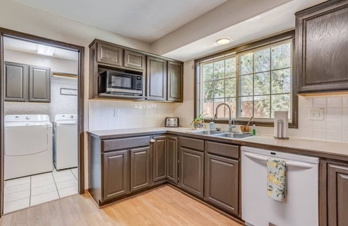 Derby Maison | Derby Spacious Home Off Rock Rd With King Master Suite