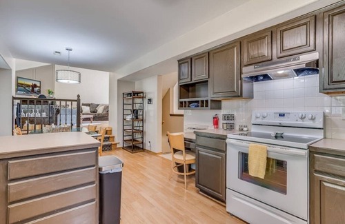 Derby Maison | Derby Spacious Home Off Rock Rd With King Master Suite