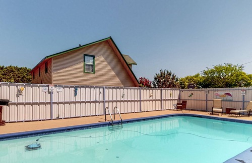 Laguna Park Maison | Derekville Unit #10 | Condo in Clifton with pool & hot tub