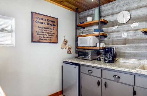 Laguna Park Maison | Derekville Unit #10 | Condo in Clifton with pool & hot tub