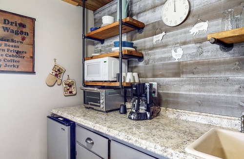 Laguna Park Maison | Derekville Unit #10 | Condo in Clifton with pool & hot tub