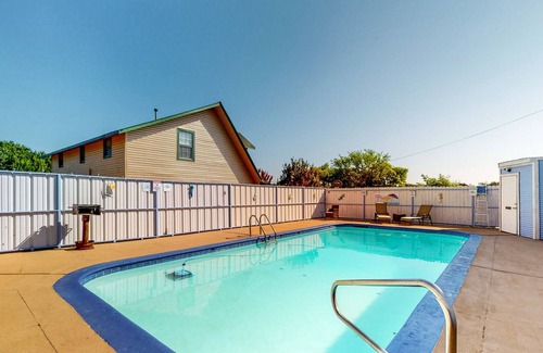 Laguna Park Copropriété | Derekville Unit #4 | Condo in Clifton with pool & hot tub