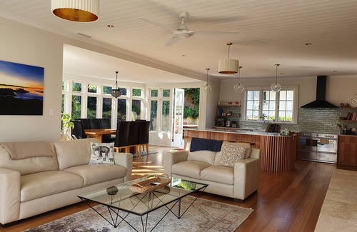 Lindisfarne Maison | Derwent River Villa - Absolute Waterfront, Hobart
