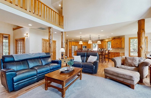 Black Butte Ranch Maison | Vue sur la forêt de Deschutes avec salle de jeux, piscines / bain à remous communs, golf sur place et plus encore!