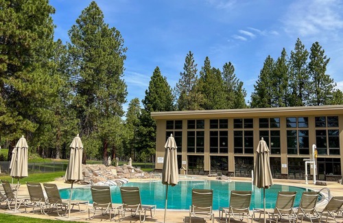 Black Butte Ranch Maison | Vue sur la forêt de Deschutes avec salle de jeux, piscines / bain à remous communs, golf sur place et plus encore!